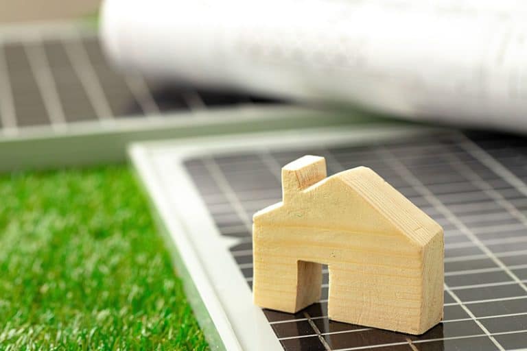 Como as tecnologias sustentáaveis reduzem custos de manutenção em imóveis?